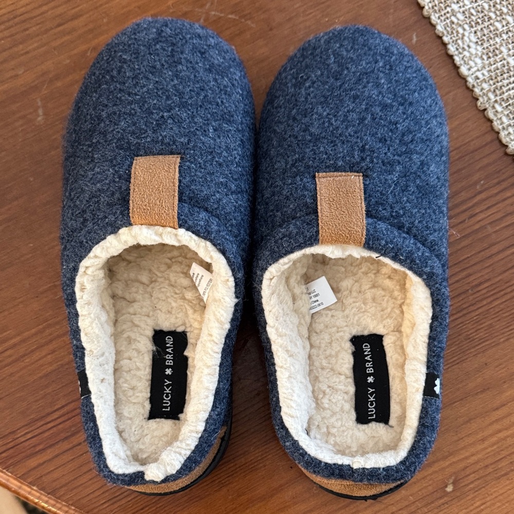 Lucky Brand Boys size 5 Navy Slippers with Brown Detail NWOT